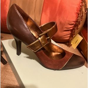 Size 7 women’s Gianni Bini 2 1/2 inch heel